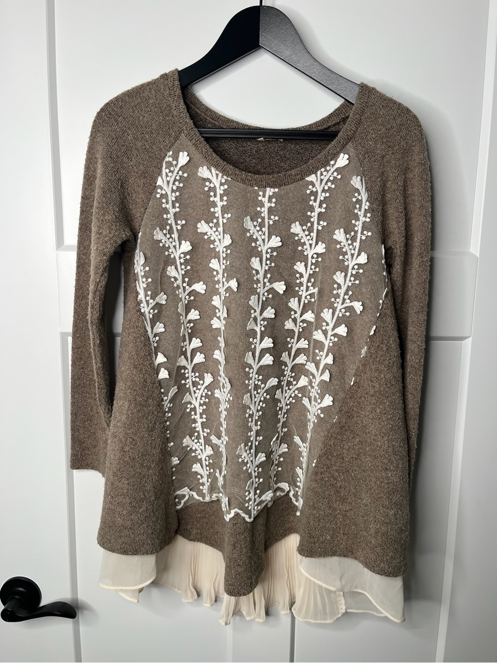 Ryu Taupe Floral-Embroidered Scoop Neck Sweater with Cream Hem Size Small